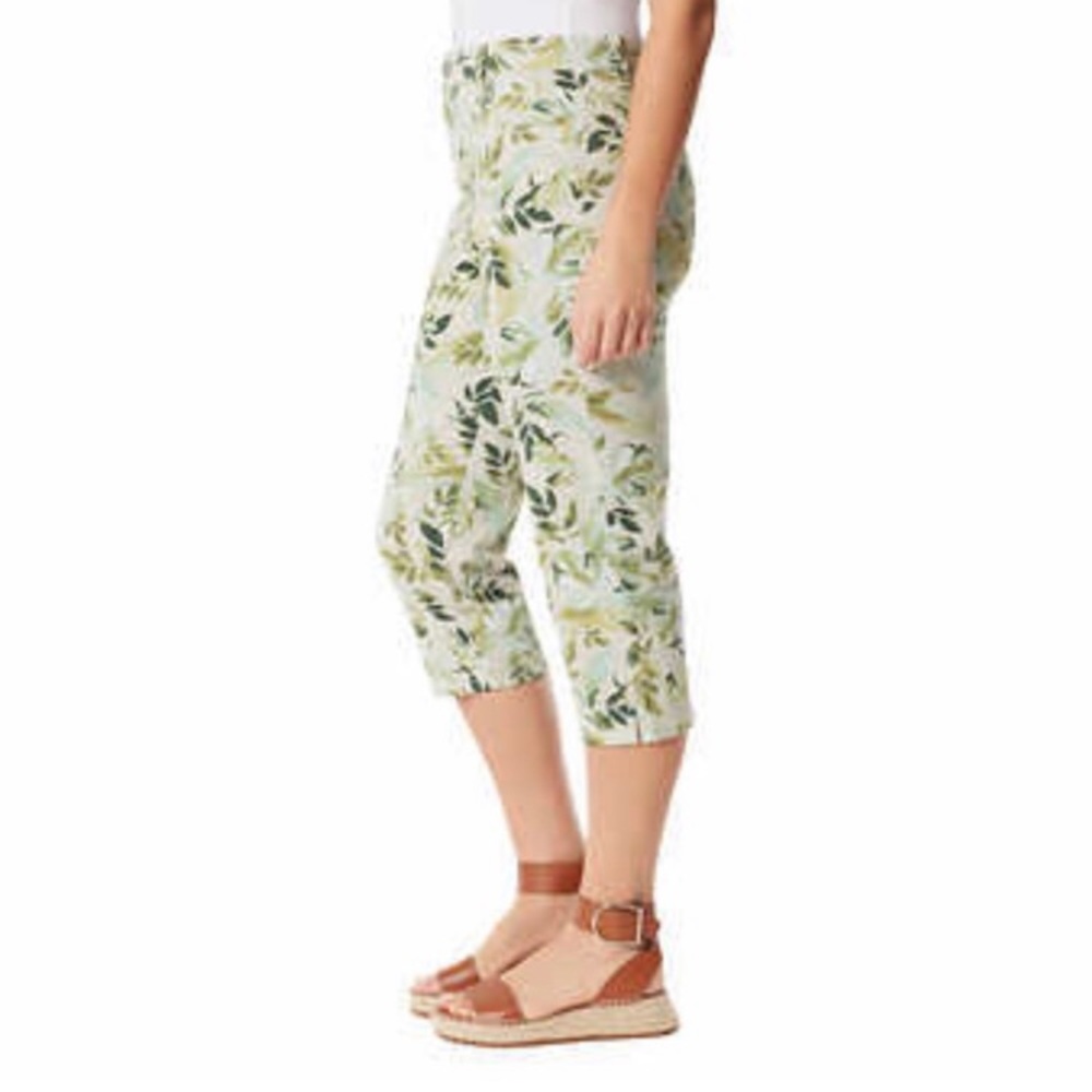 NWT Gloria Vanderbilt Amanda Capri cropped denim tropical print. Size 16, 18